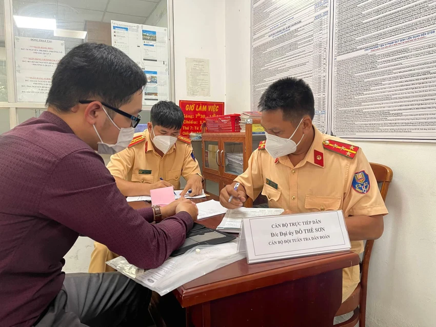 Tài xế lái ô tô đi vào đường cấm làm việc với CSGT. Ảnh: TS Tài xế lái ô tô đi vào đường cấm làm việc với CSGT. Ảnh: TS