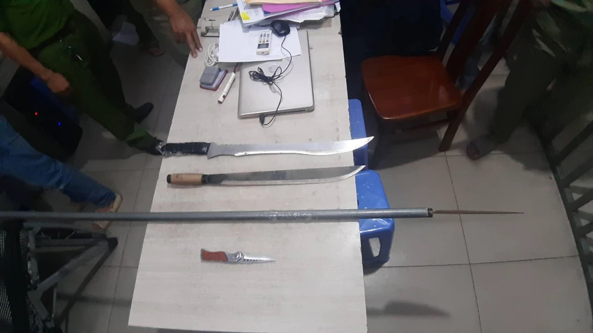 Công an thu giữ hung khí từ nhóm thanh thiếu niên chuẩn bị hỗn chiến. Ảnh: CACC Công an thu giữ hung khí từ nhóm thanh thiếu niên chuẩn bị hỗn chiến. Ảnh: CACC