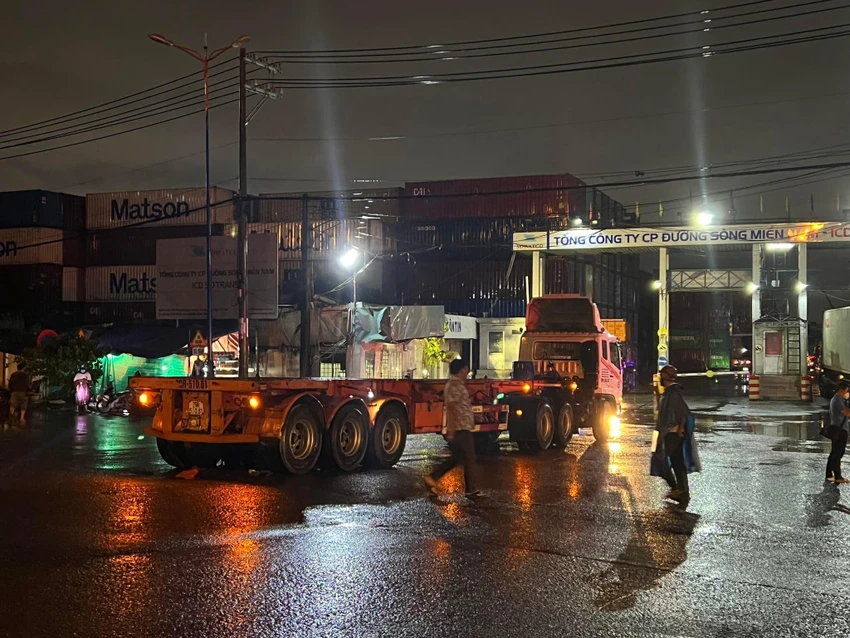 Hiện trường container ôm cua vào cảng tông hai người đi xe máy thương vong. Ảnh: TS Hiện trường container ôm cua vào cảng tông hai người đi xe máy thương vong. Ảnh: TS