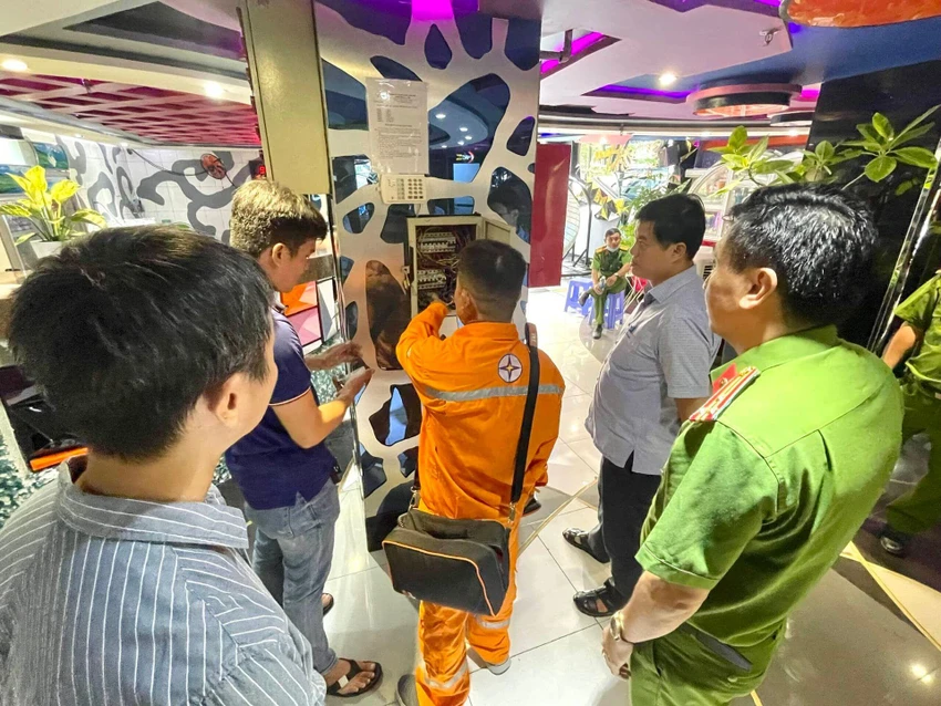 Công an TP Thủ Đức kiểm tra các cơ sở kinh doanh karaoke trên địa bàn. Ảnh: TS Công an TP Thủ Đức kiểm tra các cơ sở kinh doanh karaoke trên địa bàn. Ảnh: TS