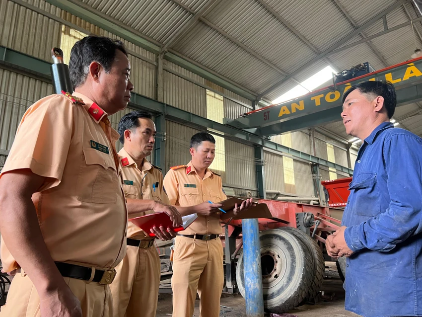 Đại tá Lê Văn Ninh - Trưởng phòng PC08 cho biết cơi nới thùng để chở quá tải là tiếp tay cho phá đường. Ảnh: VÕ TÙNG - TỰ SANG Đại tá Lê Văn Ninh - Trưởng phòng PC08 cho biết cơi nới thùng để chở quá tải là tiếp tay cho phá đường. Ảnh: VÕ TÙNG - TỰ SANG