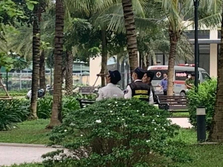 Công an đang khám nghiệm hiện trường. Ảnh: CTV