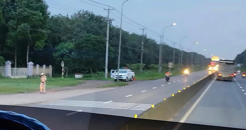 Sau khi gọi cho Quang, xe chở quá tải đang lưu thông qua trạm CSGT mà không bị xử lý. Ảnh: VÕ TÙNG - TỰ SANG Sau khi gọi cho Quang, xe chở quá tải đang lưu thông qua trạm CSGT mà không bị xử lý. Ảnh: VÕ TÙNG - TỰ SANG