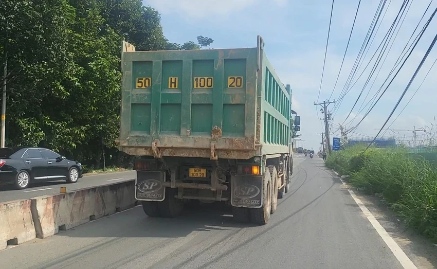Xe ben có thùng xe cơi nới được phù phép sổ đăng kiểm. Ảnh: TS