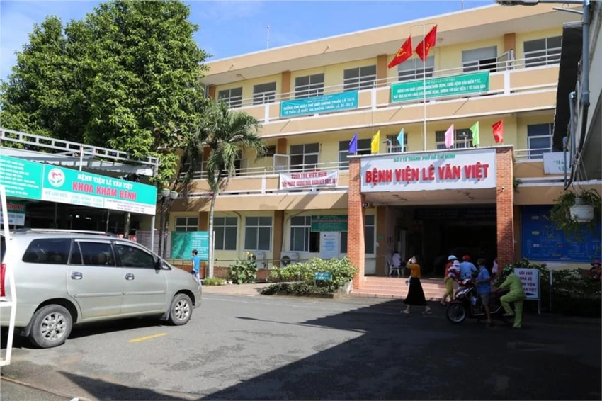 Hai người được đưa vào bệnh viện nhưng một người đã tử vong. Ảnh: BVLVV Hai người được đưa vào bệnh viện nhưng một người đã tử vong. Ảnh: BVLVV