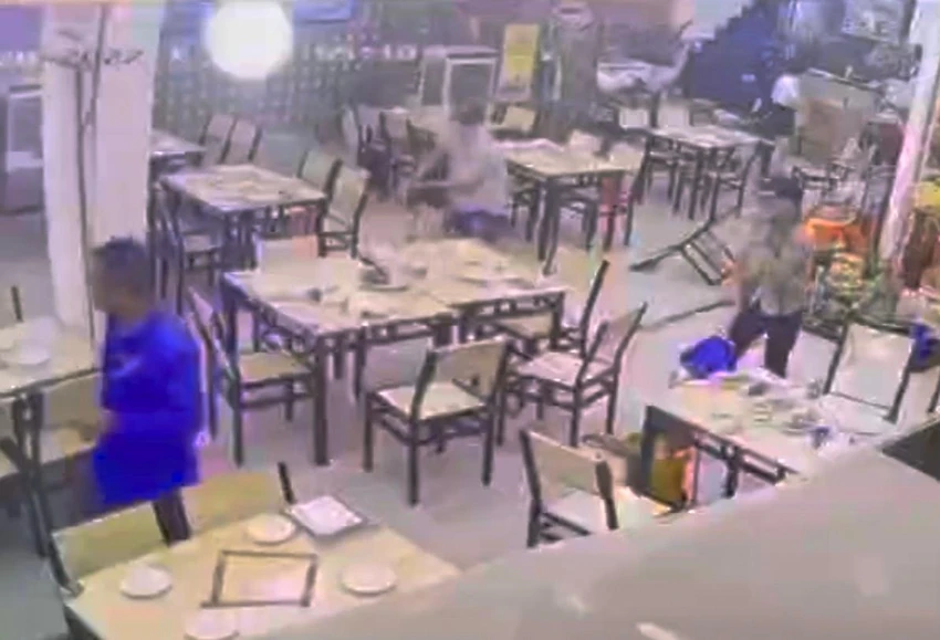 Nhóm côn đồ đập phá quán. Ảnh: Camera ghi lại