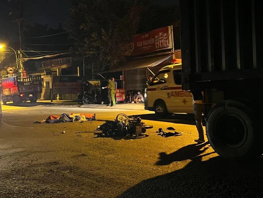 Hiện trường vụ tai nạn làm hai người chết tại chỗ. Ảnh: TS tai-nan-chet-nguoi-thu-duc