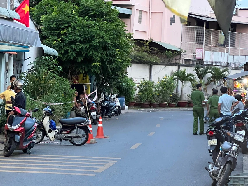 Hiện trường xảy ra vụ việc đang được công an khám nghiệm. Ảnh: TS