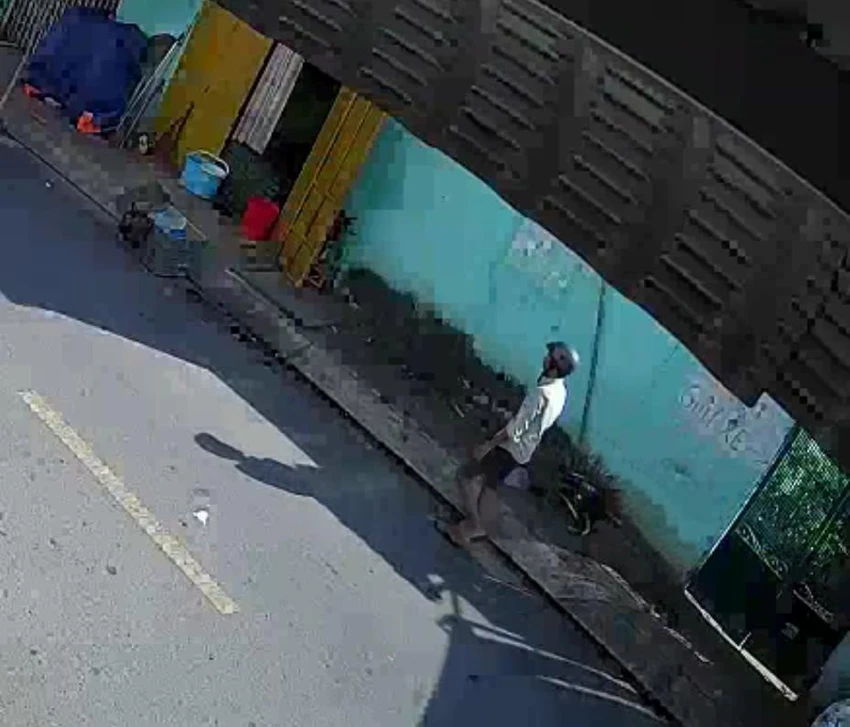 Camera ghi lại cảnh Quân tại hiện trường. Ảnh: TS Camera ghi lại cảnh Quân tại hiện trường. Ảnh: TS