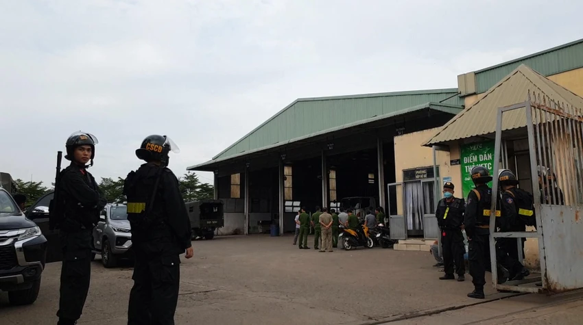 Công an giữ 20 người của Trung tâm đăng kiểm 50-07V ở Bình Tân ảnh 2 Công an giữ 20 người của Trung tâm đăng kiểm 50-07V ở Bình Tân ảnh 2