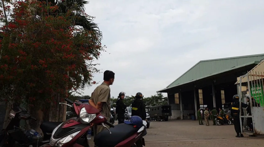 Công an khám xét Trung tâm Đăng kiểm 50-07V. Ảnh: NGUYỄN TÂN Công an khám xét Trung tâm Đăng kiểm 50-07V. Ảnh: NGUYỄN TÂN