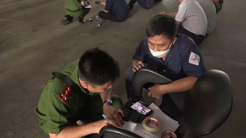 Công an lấy lời khai các Đăng kiểm viên Công an lấy lời khai các Đăng kiểm viên