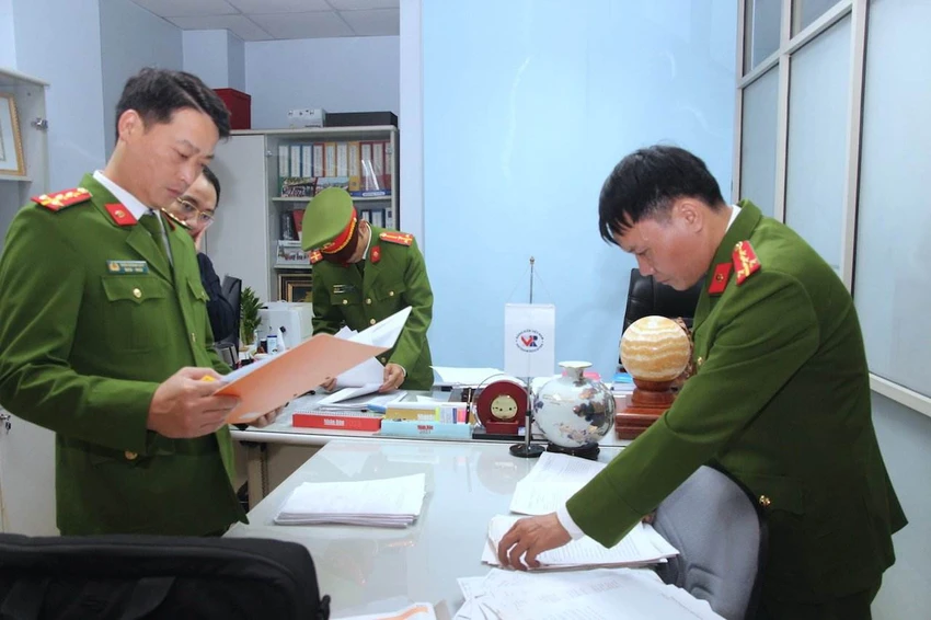Công an khám xét tại Phòng kiểm định xe cơ giới ở Hà Nội. Ảnh: AX Công an khám xét tại Phòng kiểm định xe cơ giới ở Hà Nội. Ảnh: AX