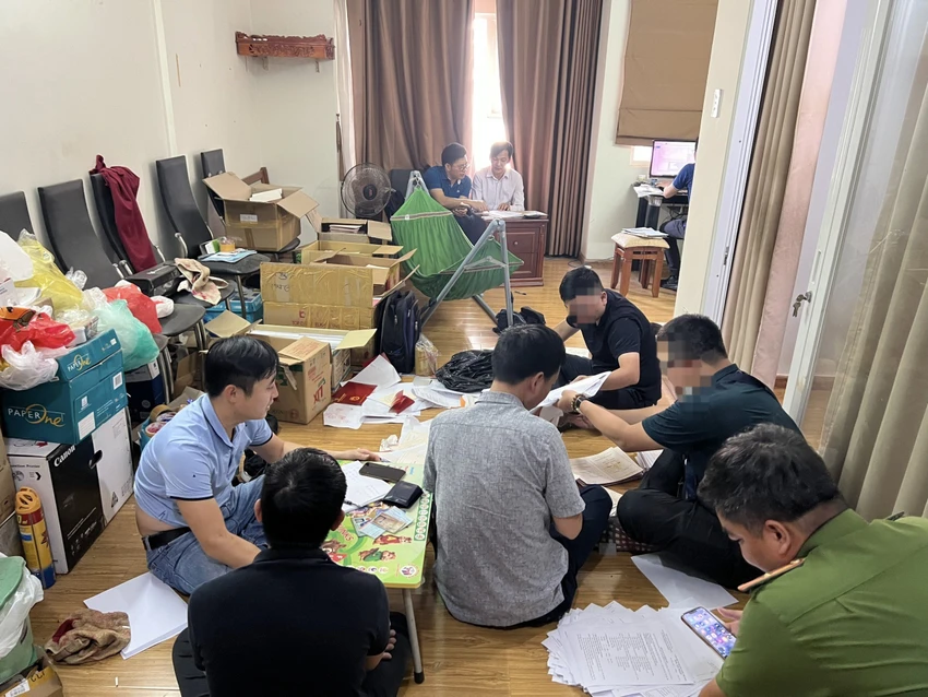 Công an khám xét, thu giữ nhiều tài liệu. Ảnh: AX Công an khám xét, thu giữ nhiều tài liệu. Ảnh: AX