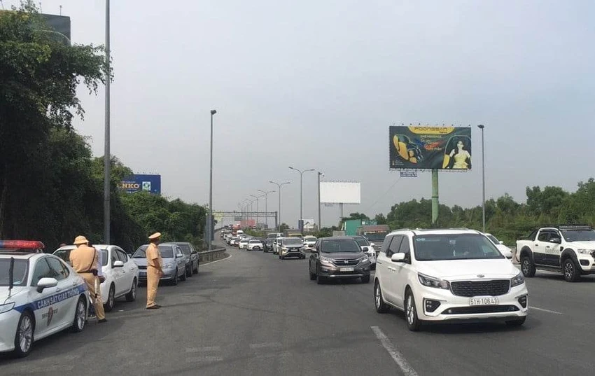 CSGT tuần tra, xử lý các xe vi phạm để đảm an giao thông trên tuyến cao tốc. Ảnh: TS CSGT tuần tra, xử lý các xe vi phạm để đảm an giao thông trên tuyến cao tốc. Ảnh: TS