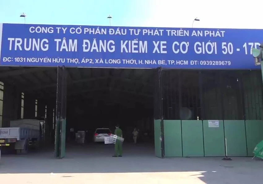 Công an khám xét Trung tâm Đăng kiểm 50-17D tại huyện Nhà Bè. Ảnh: CTV