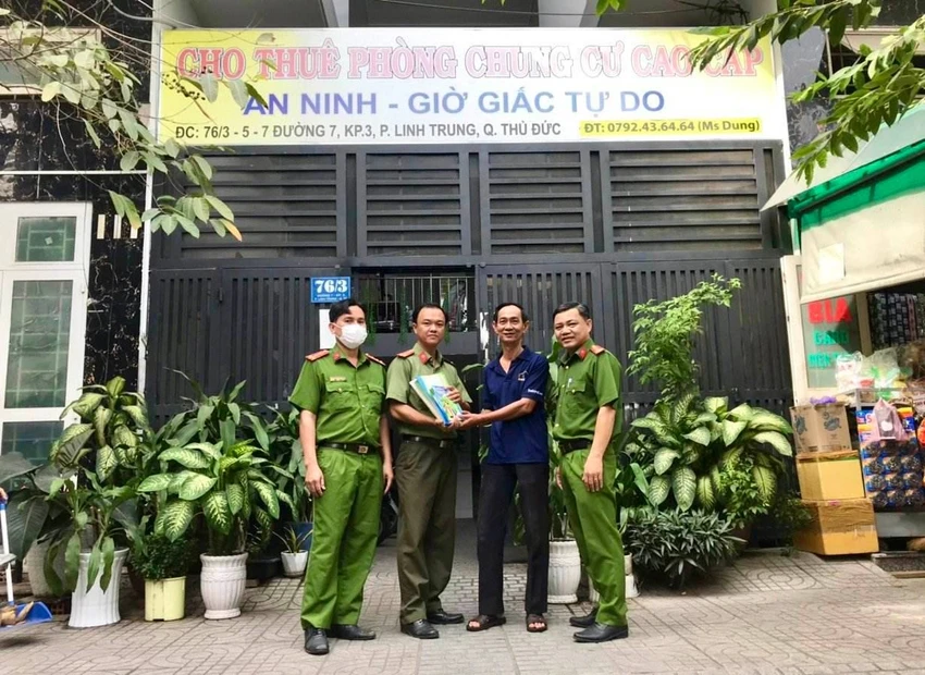 Công an đến các khu nhà trọ phát tờ rơi tuyên truyền. Ảnh: TS Công an đến các khu nhà trọ phát tờ rơi tuyên truyền. Ảnh: TS