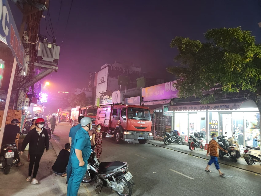 Một đoạn đường số 2 bị phong tỏa để phục vụ công tác chữa cháy. Ảnh: TS Một đoạn đường số 2 bị phong tỏa để phục vụ công tác chữa cháy. Ảnh: TS