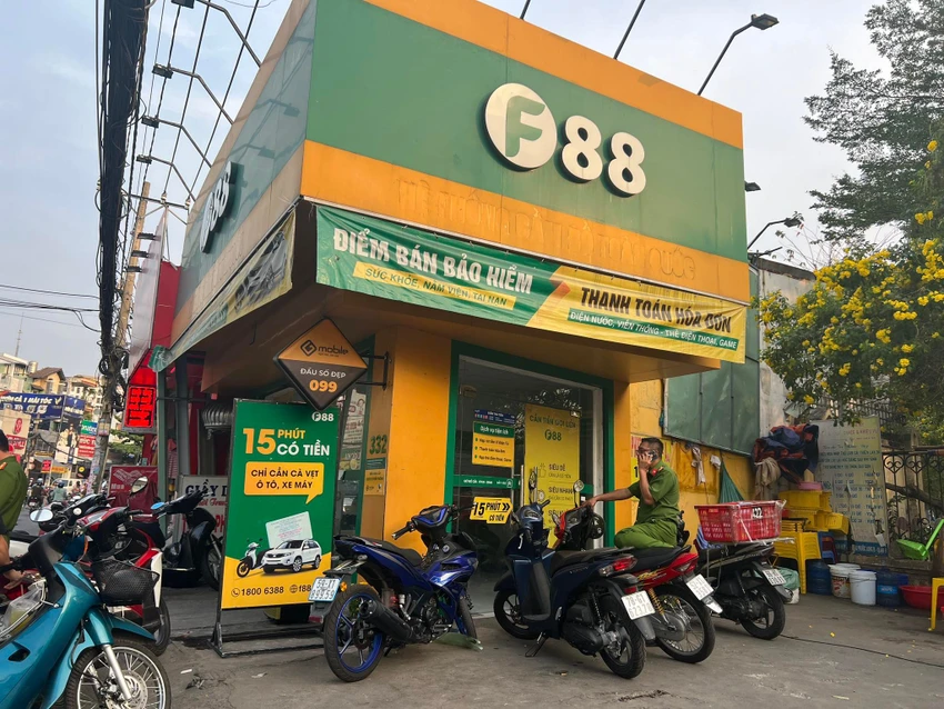Công an khám xét chi nhánh công ty F88 tại TP Thủ Đức. Ảnh: TS Công an khám xét chi nhánh công ty F88 tại TP Thủ Đức. Ảnh: TS