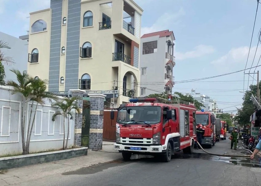 người dân chứng kiến khói và lửa bùng lên tại một xưởng gỗ trên đường số 8, phường Trường Thọ