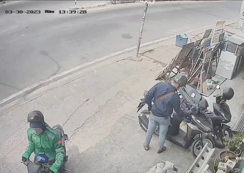 Kẻ trộm đang phá khoá để trộm xe máy. Ảnh: Cắt từ clip Kẻ trộm đang phá khoá để trộm xe máy. Ảnh: Cắt từ clip