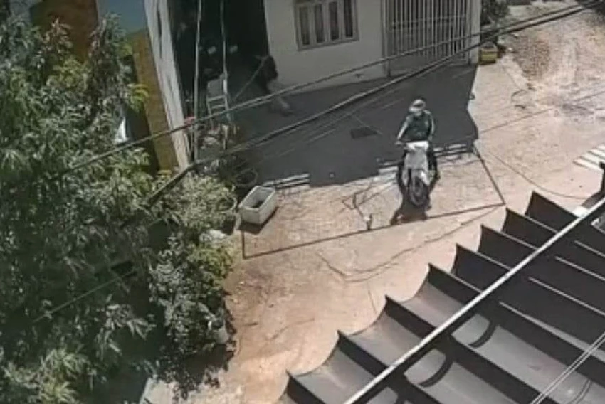 Hai kẻ trộm vào bẻ khoá xe máy nhưng bị người dân phát hiện kịp thời. Ảnh: Cắt từ clip Hai kẻ trộm vào bẻ khoá xe máy nhưng bị người dân phát hiện kịp thời