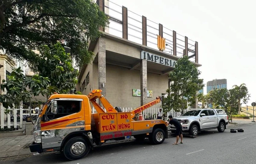 Công an niêm phong, di dời xe đậu tại nơi có biển cấm về trụ sở. Ảnh: TS Công an niêm phong, di dời xe đậu tại nơi có biển cấm về trụ sở