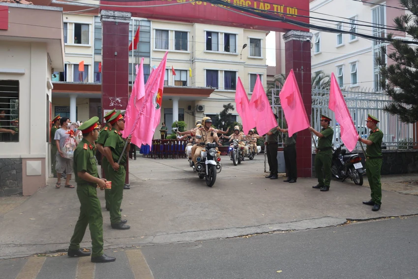 Công an TP Thủ Đức đã ra quân thực hiện Công trình thanh niên “Tuổi trẻ Công an thành phố Thủ Đức xung kích tham gia phòng chống tội phạm liên quan tín dụng đen trên địa bàn thành phố”. Ảnh: TS Công an TP Thủ Đức đã ra quân thực hiện Công trình thanh niên “Tuổi trẻ Công an thành phố Thủ Đức xung kích tham gia phòng chống tội phạm liên quan tín dụng đen trên địa bàn thành phố”