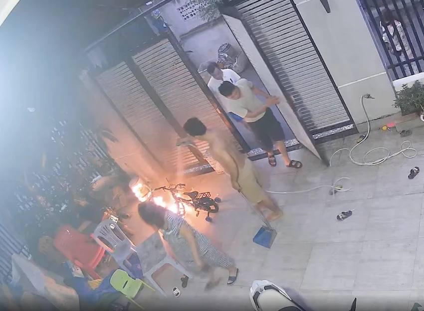 Rất may người dân tập thể dục phát hiện và đập cửa nên chủ nhà đã dập tắt kịp thời. Ảnh: NTCC Rất may người dân tập thể dục phát hiện và đập cửa nên chủ nhà đã dập tắt kịp thời