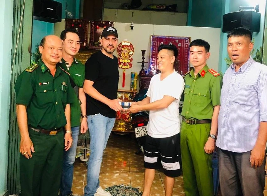 Lực lượng chức năng và người dân trao trả lại điện thoại bị mất cho ông D’ AMATO MARIO. Ảnh: BĐBP Lực lượng chức năng và người dân trao trả lại điện thoại bị mất cho ông D’ AMATO MARIO