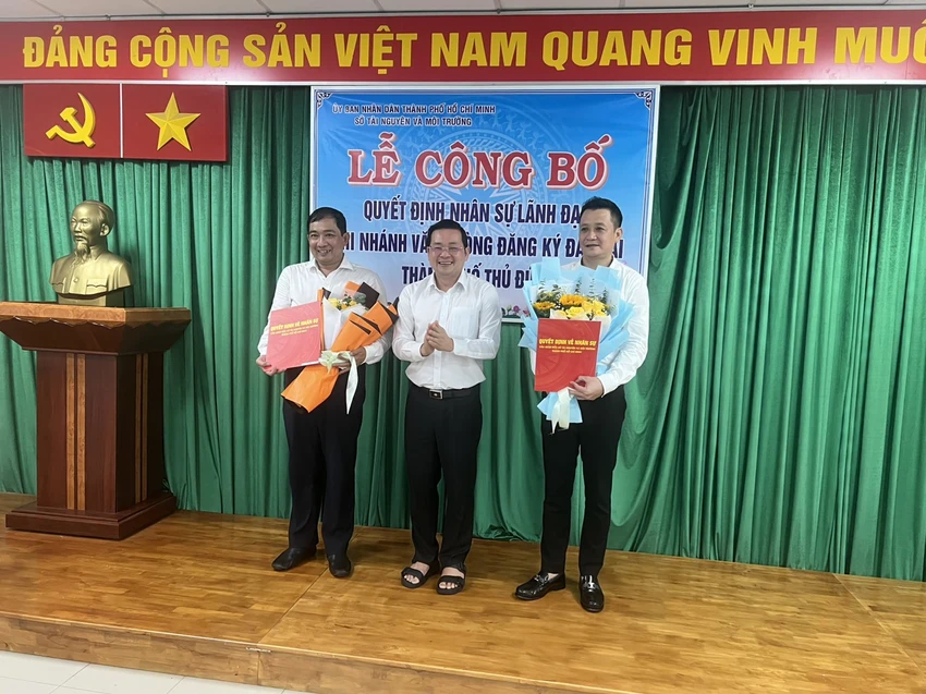 Văn phòng đăng ký đất đai TP Thủ Đức có giám đốc mới ảnh 1 Ông Trần Đình Quân và ông Lê Thành Phương nhận quyết định điều động, bố trí nhiệm vụ
