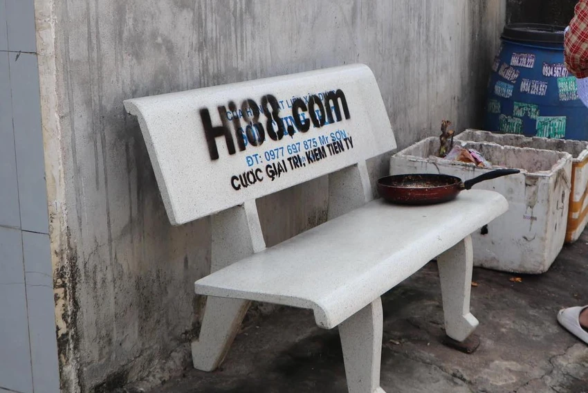 Ghế đá mà Quí và Được đã xịt sơn quảng cáo. Ảnh: TS Ghế đá mà Quí và Được đã xịt sơn quảng cáo. Ảnh: TS