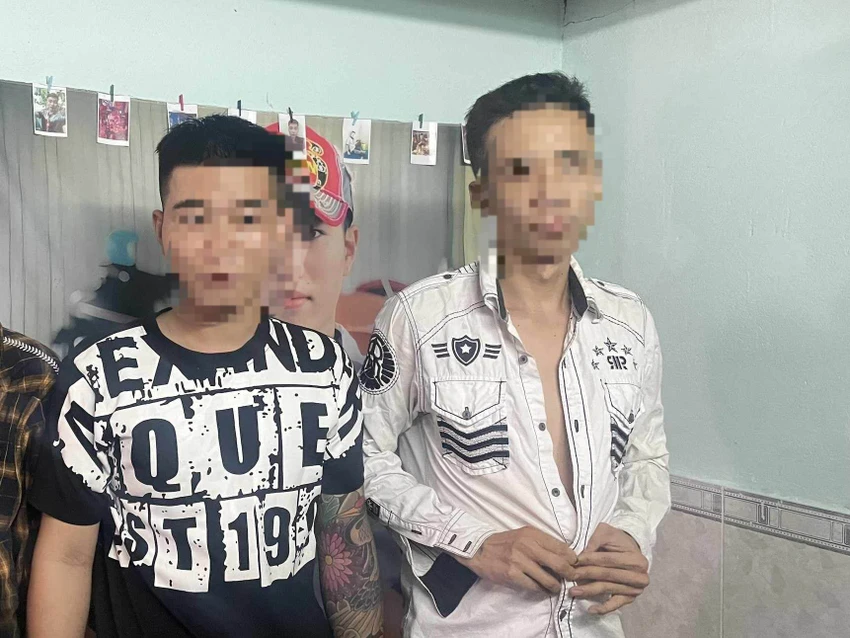 Quí và Được bị công an mời làm việc do xịt sơn quảng cáo lên ghế đá. Ảnh: TS Quí và Được bị công an mời làm việc do xịt sơn quảng cáo lên ghế đá. Ảnh: TS