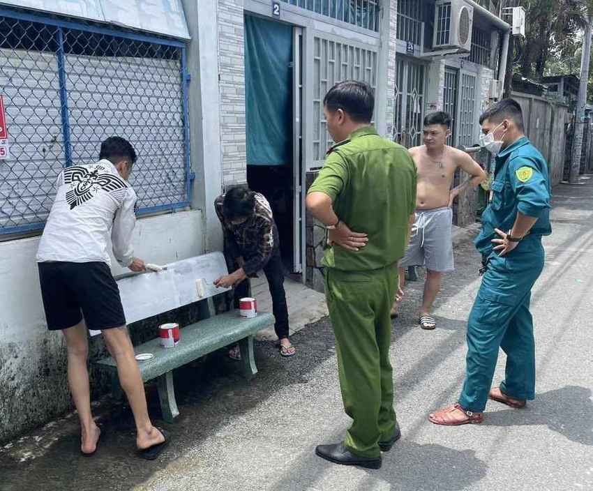 Công an sau đó đã yêu cầu cả ba người này đến các ghế đá đã xịt lau chùi lại. Ảnh: TS Công an sau đó đã yêu cầu cả ba người này đến các ghế đá đã xịt lau chùi lại. Ảnh: TS