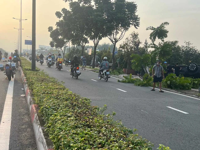 Sau tai nạn, tài xế sau đó được người dân hỗ trợ ra ngoài an toàn. Ảnh: CM Sau tai nạn, tài xế sau đó được người dân hỗ trợ ra ngoài an toàn. Ảnh: CM