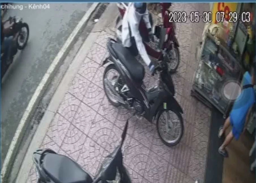 Kẻ trộm mặc áo màu trắng lấy xe máy của nam sinh viên. Ảnh: Cắt từ clip Kẻ trộm mặc áo màu trắng lấy xe máy của nam sinh viên. Ảnh: Cắt từ clip