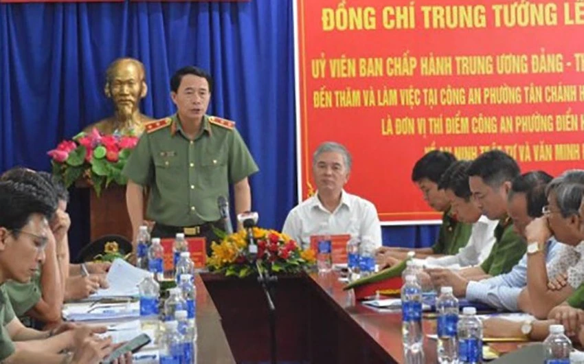 Trung tướng Lê Quốc Hùng, Thứ trưởng Bộ Công an, kiểm tra, làm việc với Công an phường Tân Chánh Hiệp, quận 12 về thí điểm xây dựng “Công an phường điển hình kiểu mẫu về an ninh, trật tự và văn minh đô thị” vào năm 2022. Ảnh: CAO