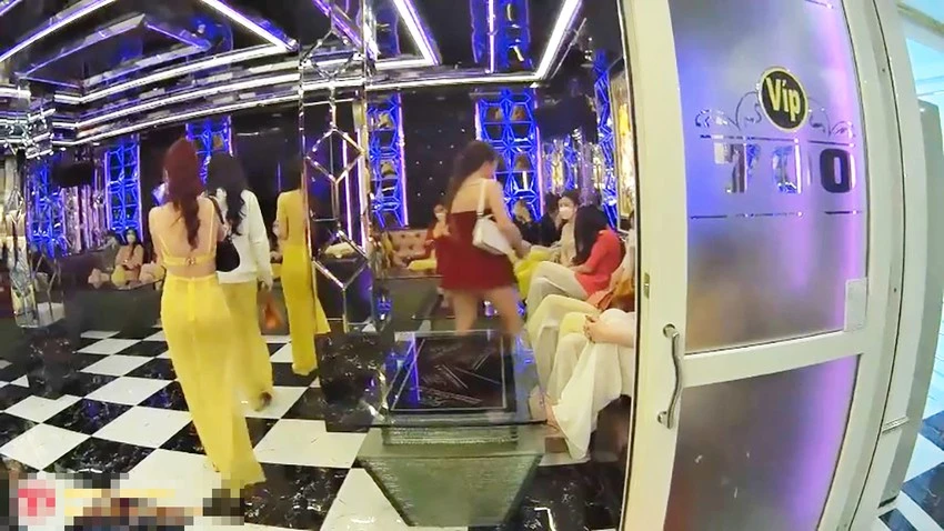 Công an TP.HCM phát hiện nhóm tổ chức hoạt động môi giới mại dâm tại khách sạn - massage - karaoke quận 3, quận 5 vào tháng 1-2023. Ảnh: CA Công an TP.HCM phát hiện nhóm tổ chức hoạt động môi giới mại dâm tại khách sạn - massage - karaoke quận 3, quận 5 vào tháng 1-2023. Ảnh: CA