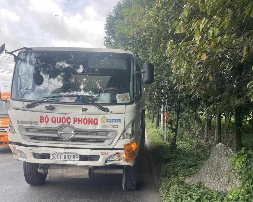 Xe bồn sau đó bị CSGT cùng người dân đuổi theo, yêu cầu dừng lại. Ảnh: CTV Xe bồn sau đó bị CSGT cùng người dân đuổi theo, yêu cầu dừng lại. Ảnh: CTV