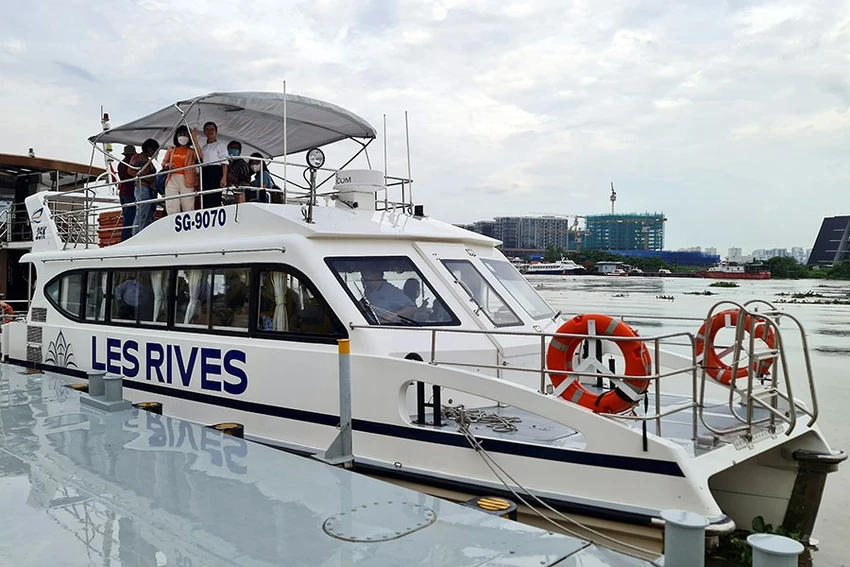 Phương tiện đường thuỷ lưu thông trên sông Sài Gòn. Ảnh: Thu Trinh Phương tiện đường thuỷ lưu thông trên sông Sài Gòn. Ảnh: Thu Trinh
