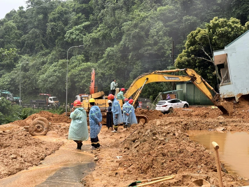 Lực lượng chức năng tham gia cứu nạn tại hiện trường. Ảnh: VT Lực lượng chức năng tham gia cứu nạn tại hiện trường. Ảnh: VT