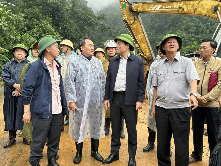 Phó Thủ tướng Trần Lưu Quang đến hiện trường chỉ đạo vụ việc. Ảnh: VT
