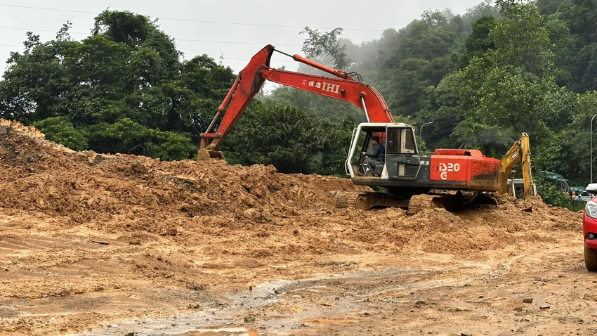 Hiện trường rất nhiều đất đá sạt xuống đường đèo Bảo Lộc. Ảnh: VT Hiện trường rất nhiều đất đá sạt xuống đường đèo Bảo Lộc. Ảnh: VT