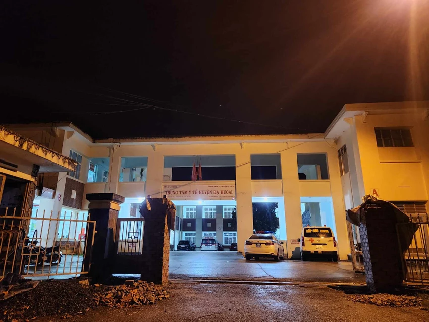 Ba thi thể CSGT hy sinh được đưa về Trung tâm y tế huyện Đạ Huoai để khám nghiệm tử thi. Ảnh: TỰ SANG - VÕ TÙNG Ba thi thể CSGT hy sinh được đưa về Trung tâm y tế huyện Đạ Huoai để khám nghiệm tử thi. Ảnh: TỰ SANG - VÕ TÙNG