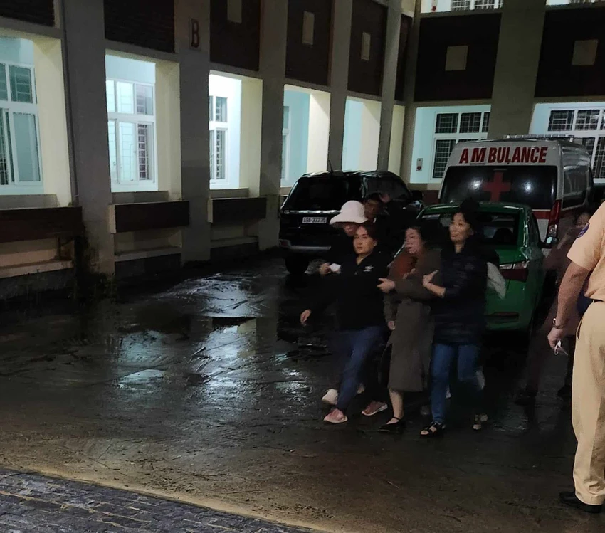 Đồng đội, người thân trắng đêm bên 3 CSGT hy sinh trong vụ sạt lở trên đèo Bảo Lộc ảnh 2 Đồng đội, người thân trắng đêm bên 3 CSGT hy sinh trong vụ sạt lở trên đèo Bảo Lộc ảnh 2