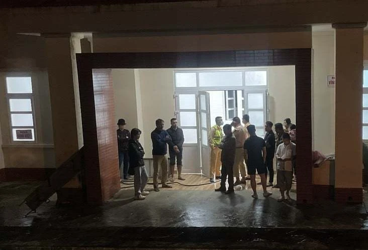 Đồng đội ba CSGT hy sinh luôn có mặt bên ngoài nhà thể để ở bên các nạn nhân giây phút cuối, động viên gia đình các nạn nhân. Ảnh: TỰ SANG - VÕ TÙNG Đồng đội ba CSGT hy sinh luôn có mặt bên ngoài nhà thể để ở bên các nạn nhân giây phút cuối, động viên gia đình các nạn nhân. Ảnh: TỰ SANG - VÕ TÙNG