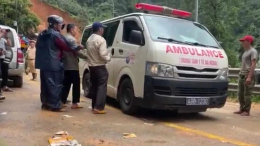 Lực lượng chức năng đưa thi thể nạn nhân thứ 4 rời khỏi hiện trường. Ảnh: VT Lực lượng chức năng đưa thi thể nạn nhân thứ 4 rời khỏi hiện trường. Ảnh: VT