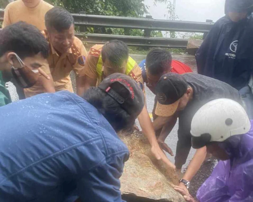 Đại úy Lê Ánh Sáng cùng đồng đội di dời tảng đá to rơi từ trên vách núi xuống khu vực cầu hẹp (cầu 1) tại Km 104+100 quốc lộ 20 trên đèo Bảo Lộc trước khi gặp nạn ít giờ đồng hồ. Ảnh: VT-TS Đại úy Lê Ánh Sáng cùng đồng đội di dời tảng đá to rơi từ trên vách núi xuống khu vực cầu hẹp (cầu 1) tại Km 104+100 quốc lộ 20 trên đèo Bảo Lộc trước khi gặp nạn ít giờ đồng hồ. Ảnh: VT-TS