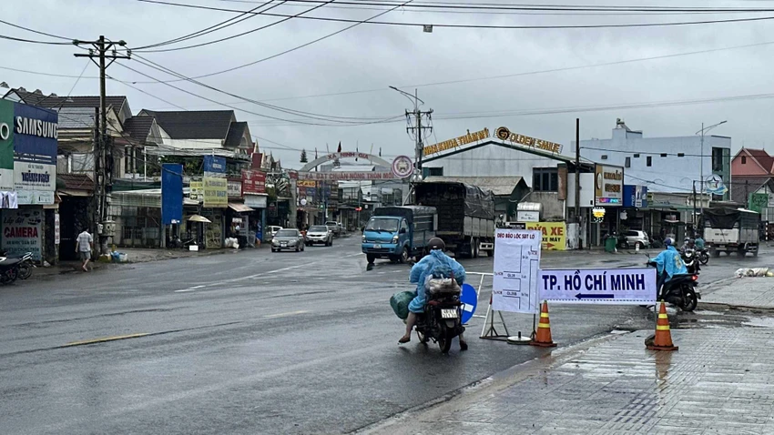 Cơ quan chức năng tỉnh Lâm Đồng phân luồng giao thông tránh đèo Bảo Lộc đang bị sạt lở. Ảnh: VT Cơ quan chức năng tỉnh Lâm Đồng phân luồng giao thông tránh đèo Bảo Lộc đang bị sạt lở. Ảnh: VT