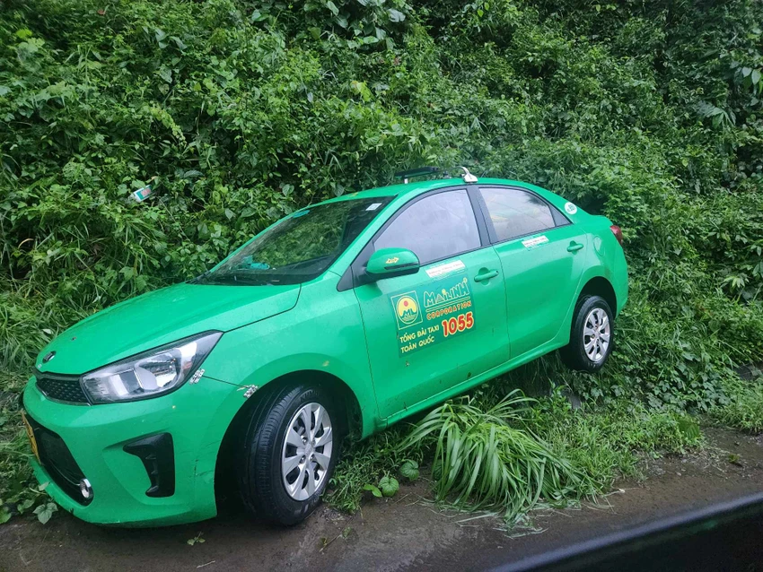 Taxi văng vào vách núi trên đèo Chuối. Ảnh: TS Taxi văng vào vách núi trên đèo Chuối. Ảnh: TS
